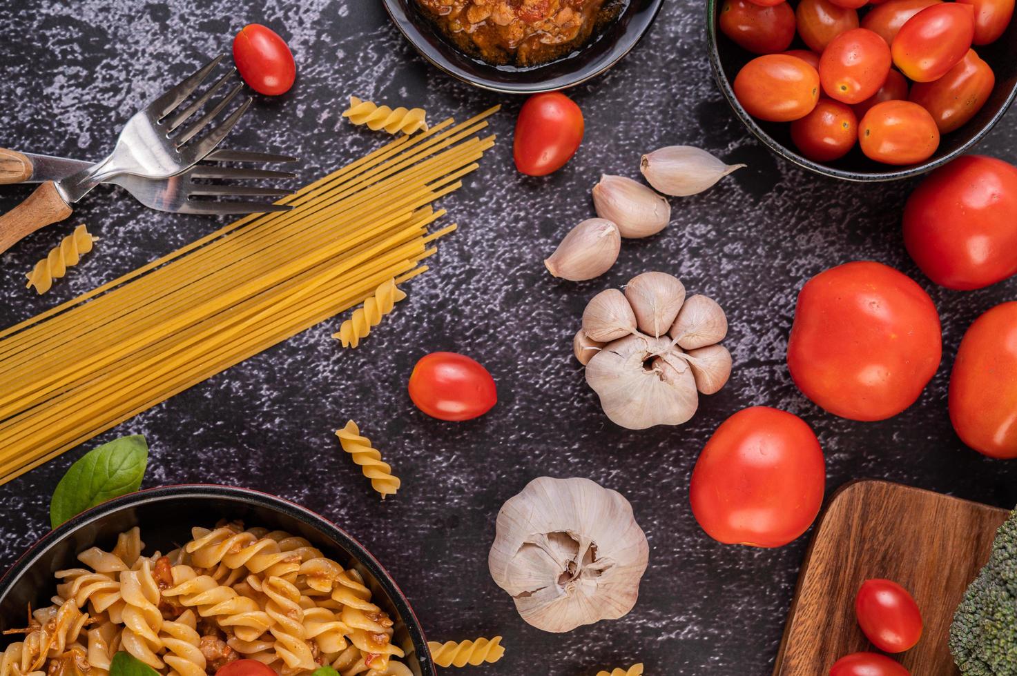 pâtes macaronis sautées dans la poêle photo