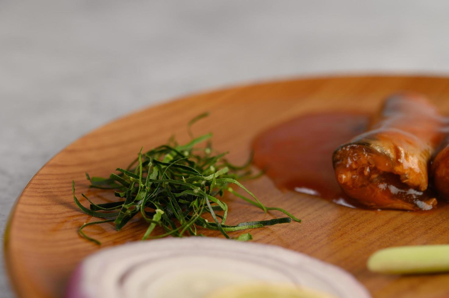 Sardines à la sauce tomate sur un plateau en bois photo