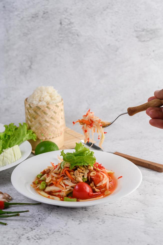 salade de papaye thaï et ingrédients photo