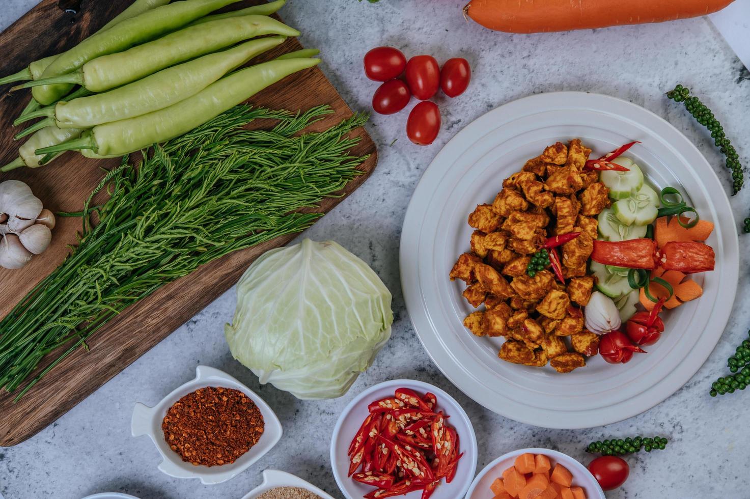 poulet et légumes frits aux herbes photo