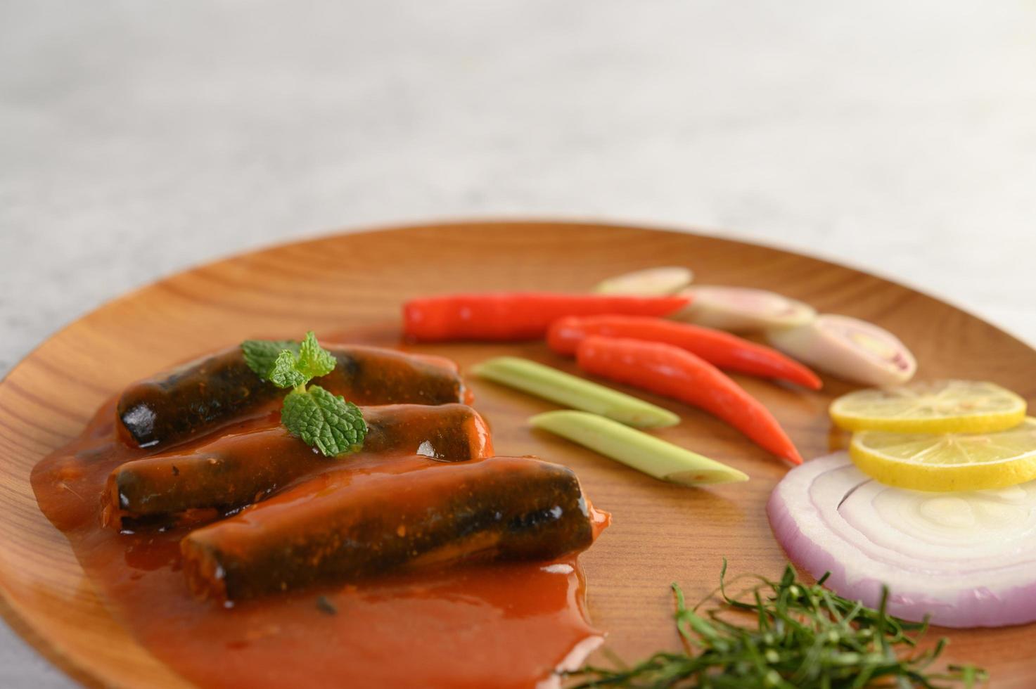 Sardines à la sauce tomate sur un plateau en bois photo