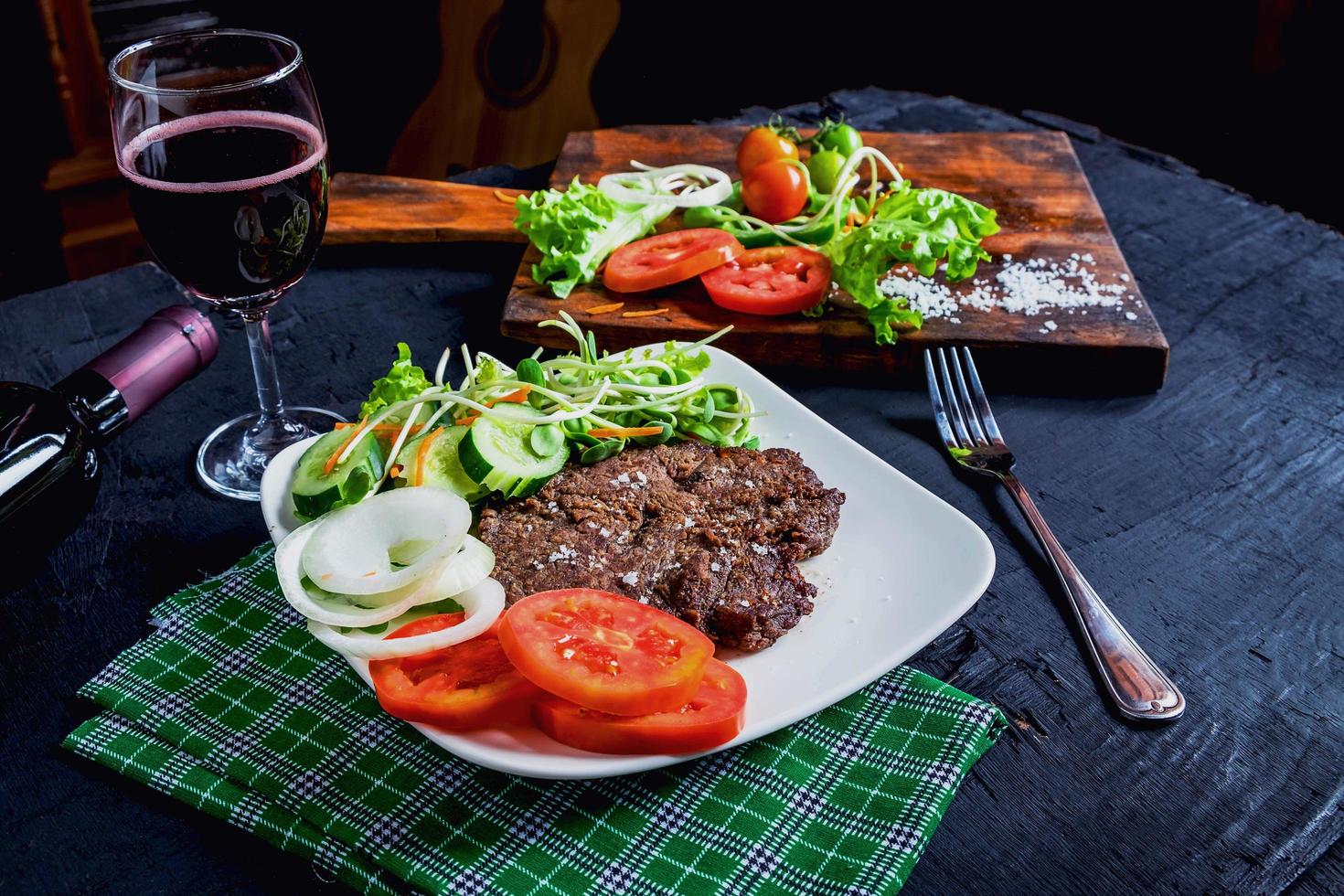 assiette avec steak et salade photo