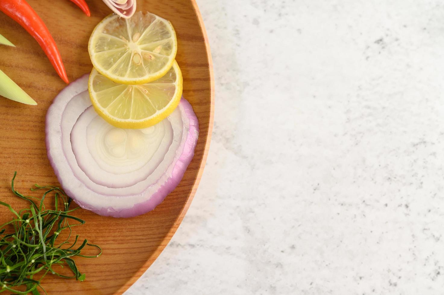 herbes pour la cuisson des ingrédients sur un plateau en bois photo