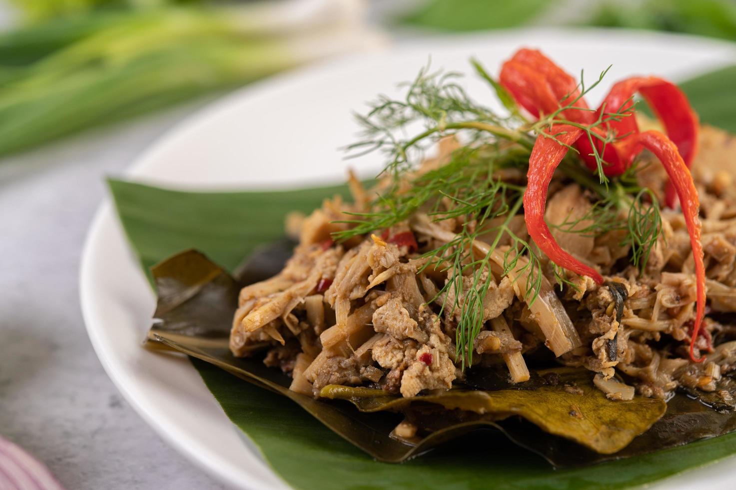 Thai mok pousses de bambou sur une feuille de bananier photo