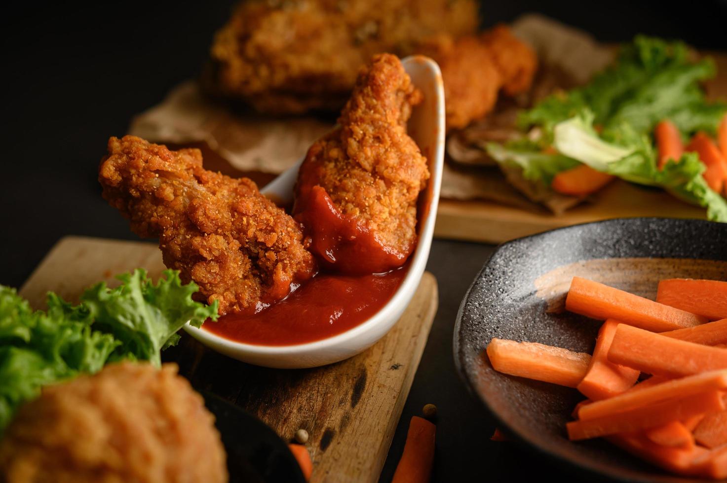 poulet frit croustillant trempé dans une sauce tomate photo