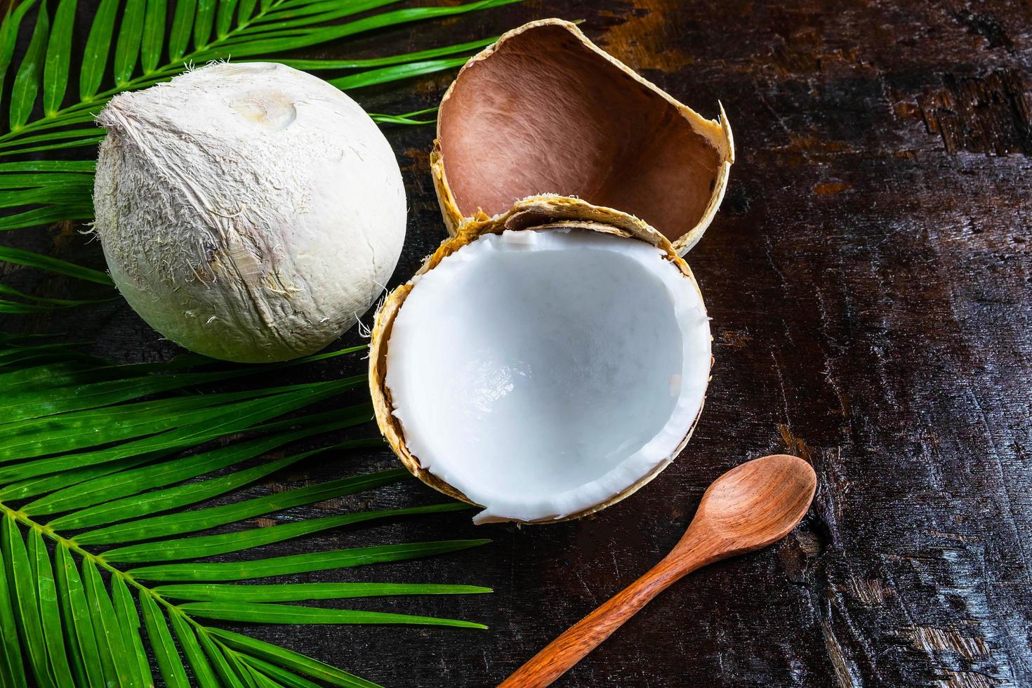 noix de coco sur une table en bois sombre photo