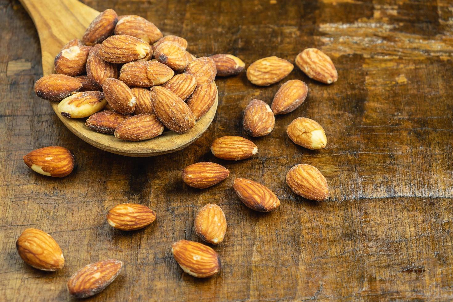 amandes avec une cuillère en bois photo