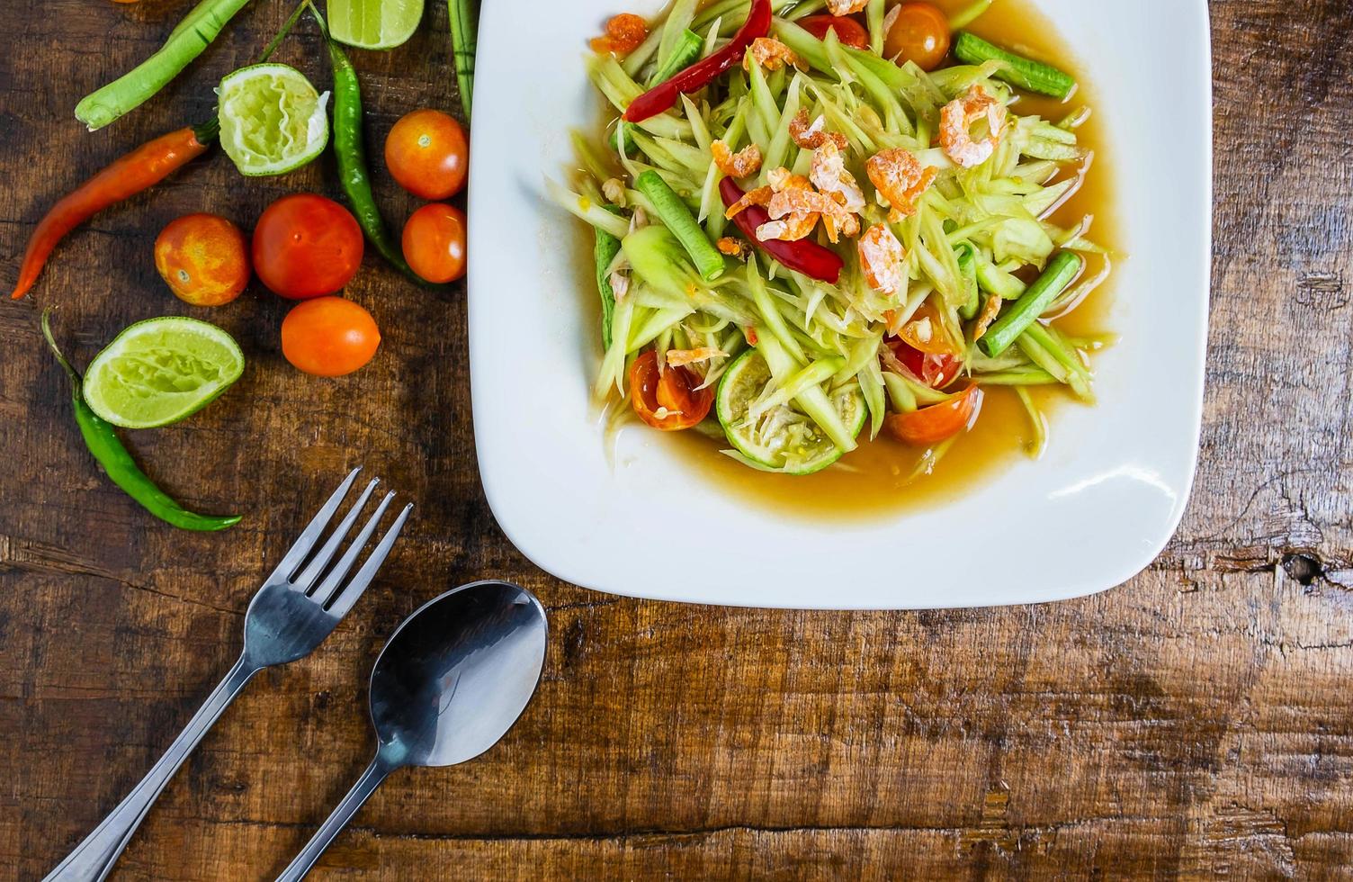 salade de papaye sur une table en bois photo