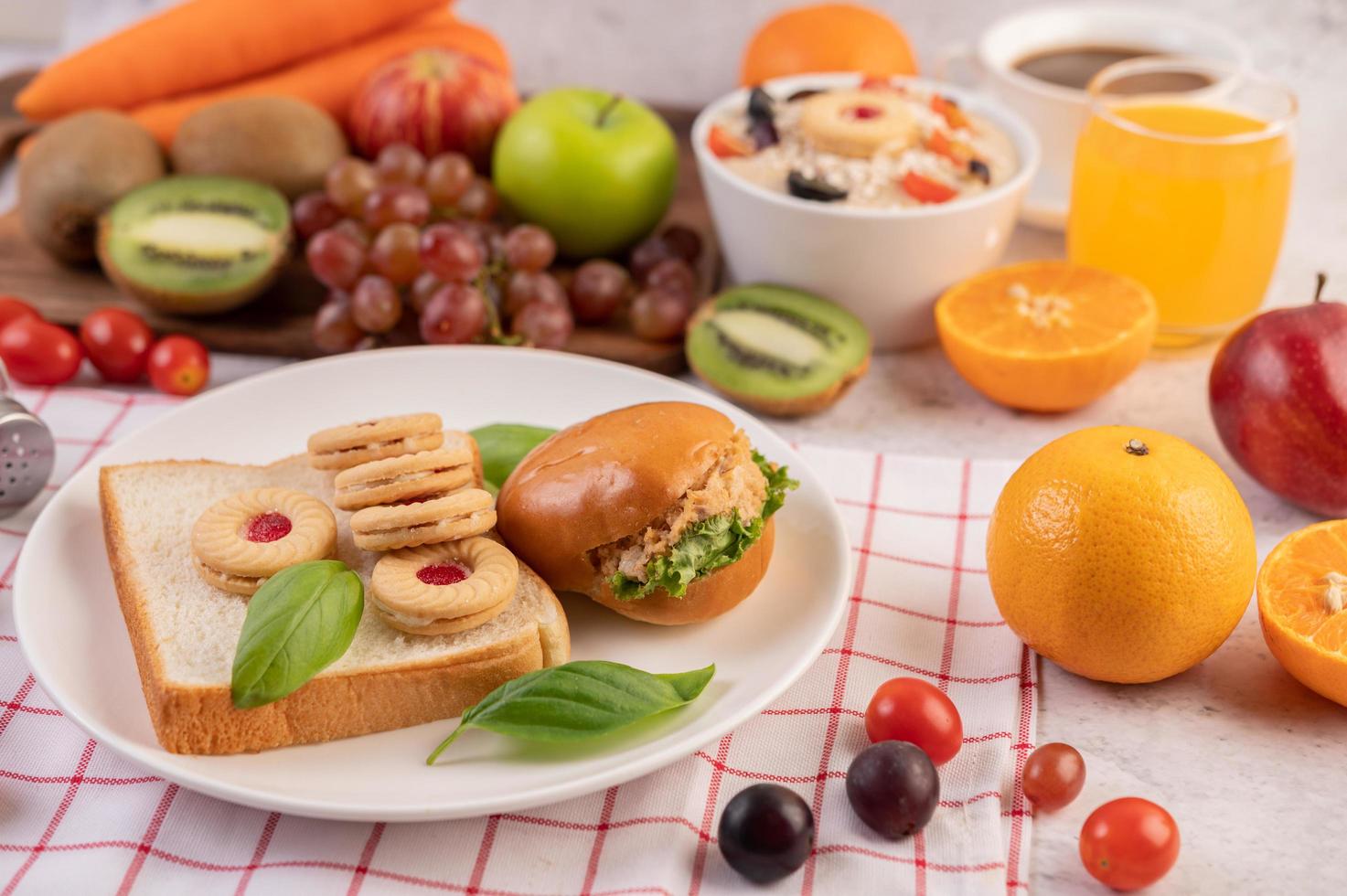 tranches de pain avec des biscuits et des légumes et un hamburger photo