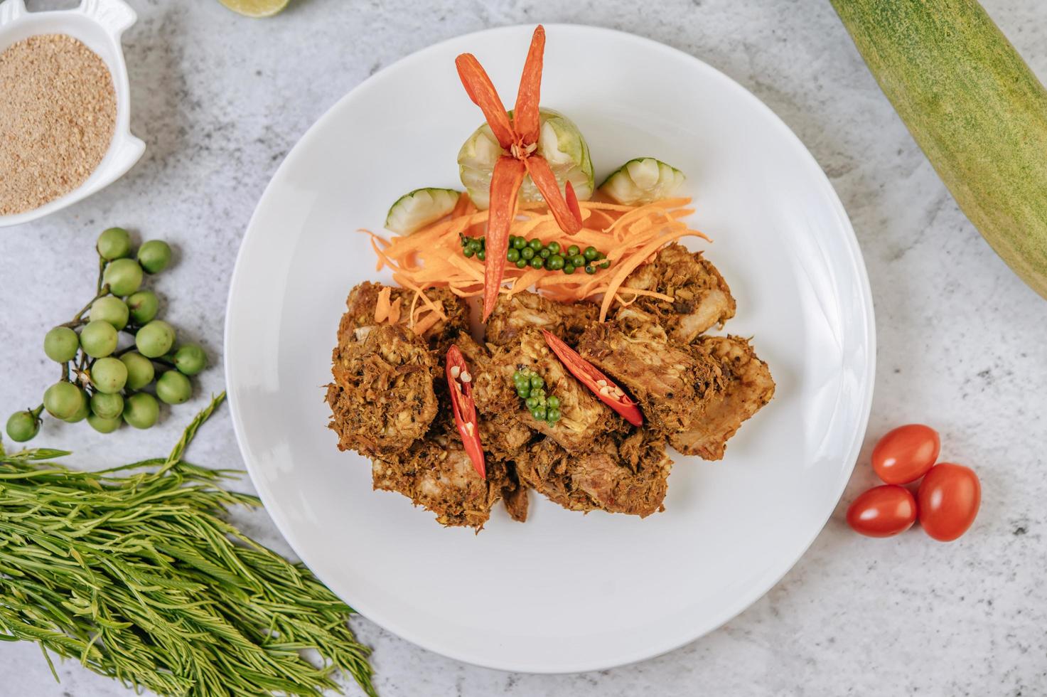 porc frit aux herbes et légumes photo