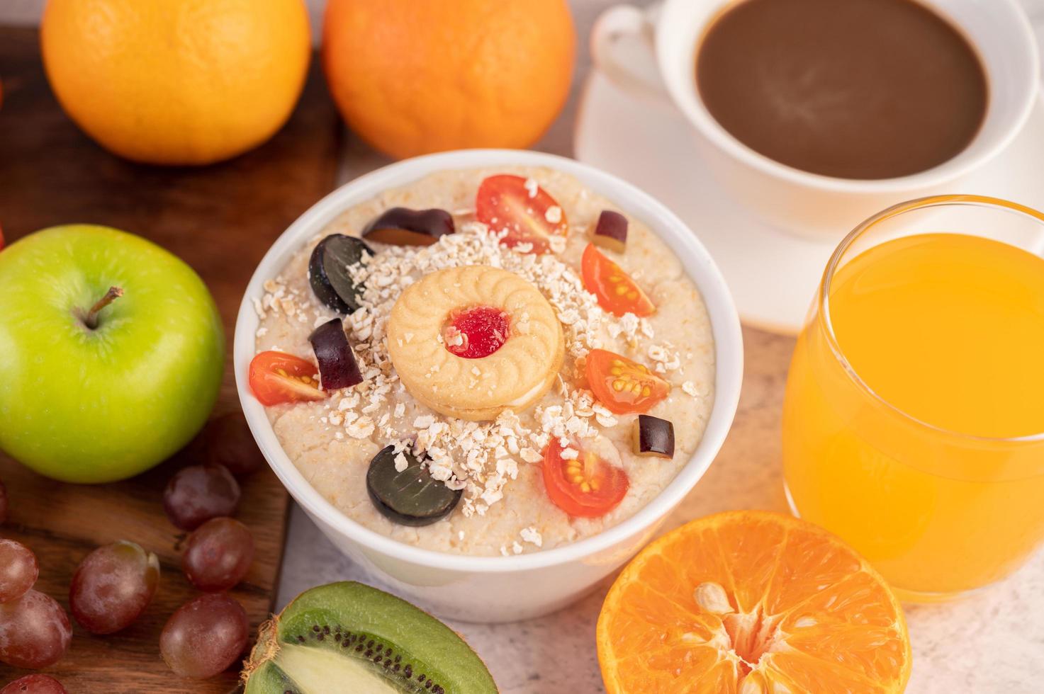 tasse à dessert avec pommes, kiwi, orange et raisins photo