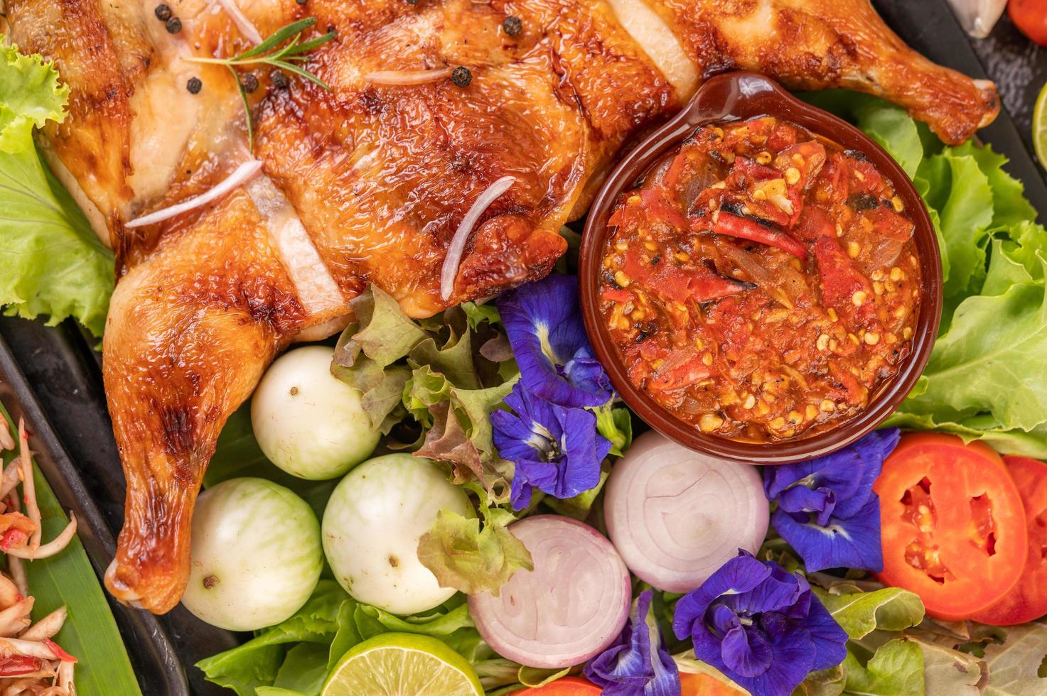 poulet grillé avec sauce à l'ail et légumes photo