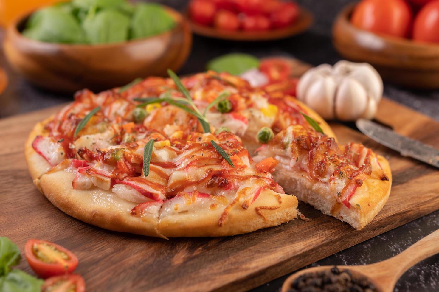 pizza maison avec des ingrédients photo