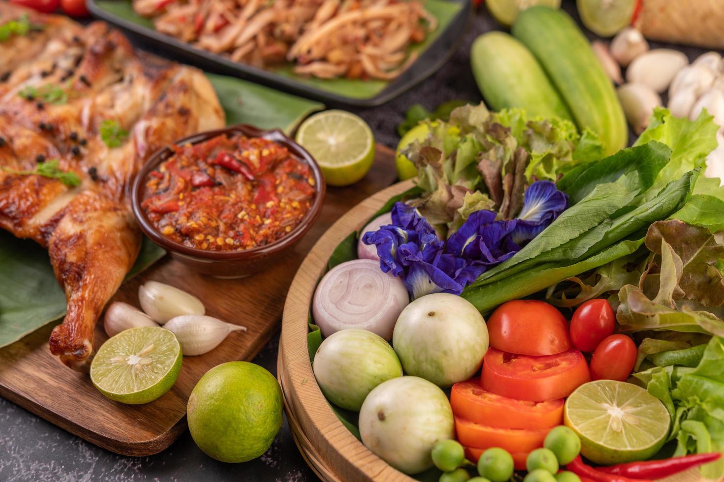 poulet grillé avec sauce à l'ail et légumes photo