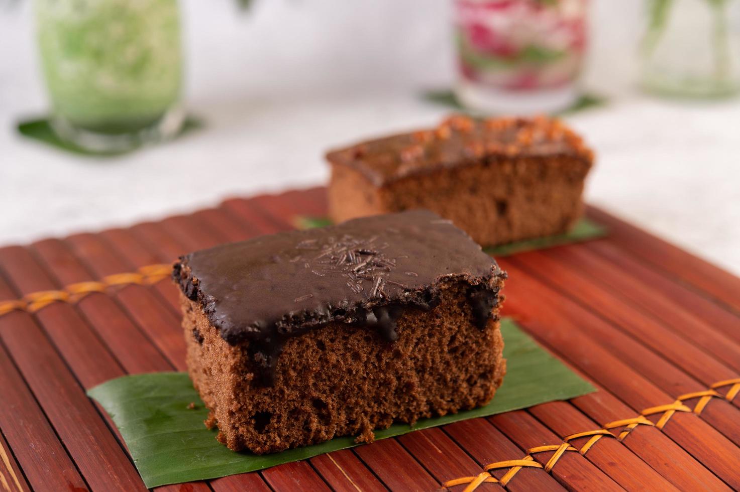 gâteau au chocolat sur bambou photo