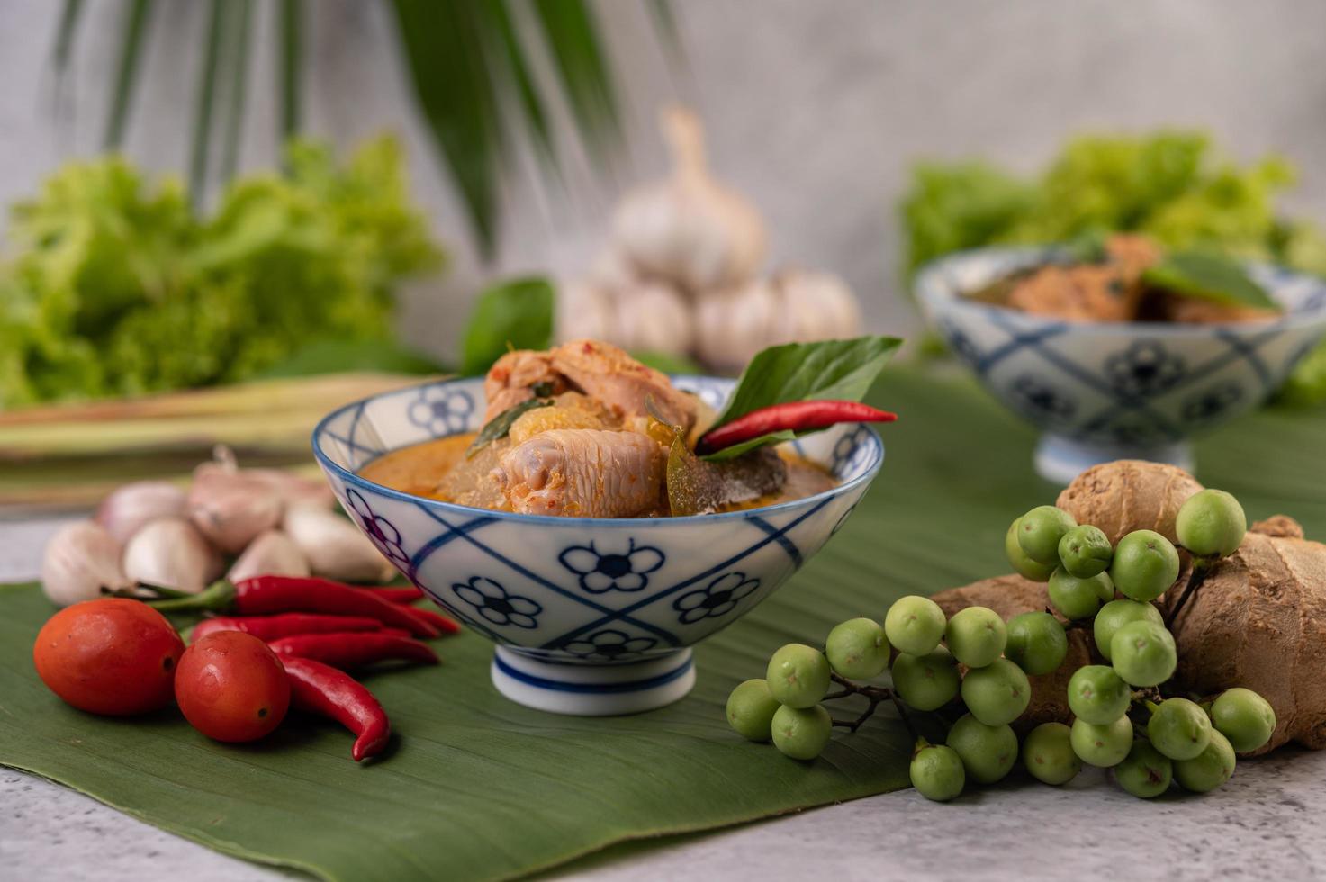 poulet au curry avec soupe de courge à la cire photo