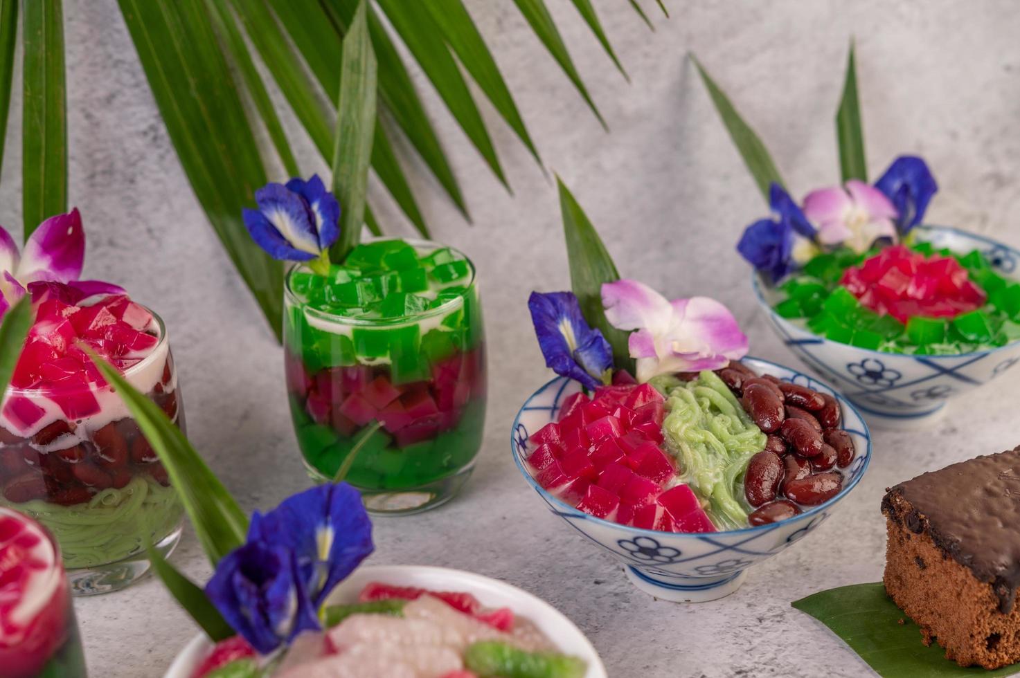 dessert de style thaïlandais sur fond tropical photo