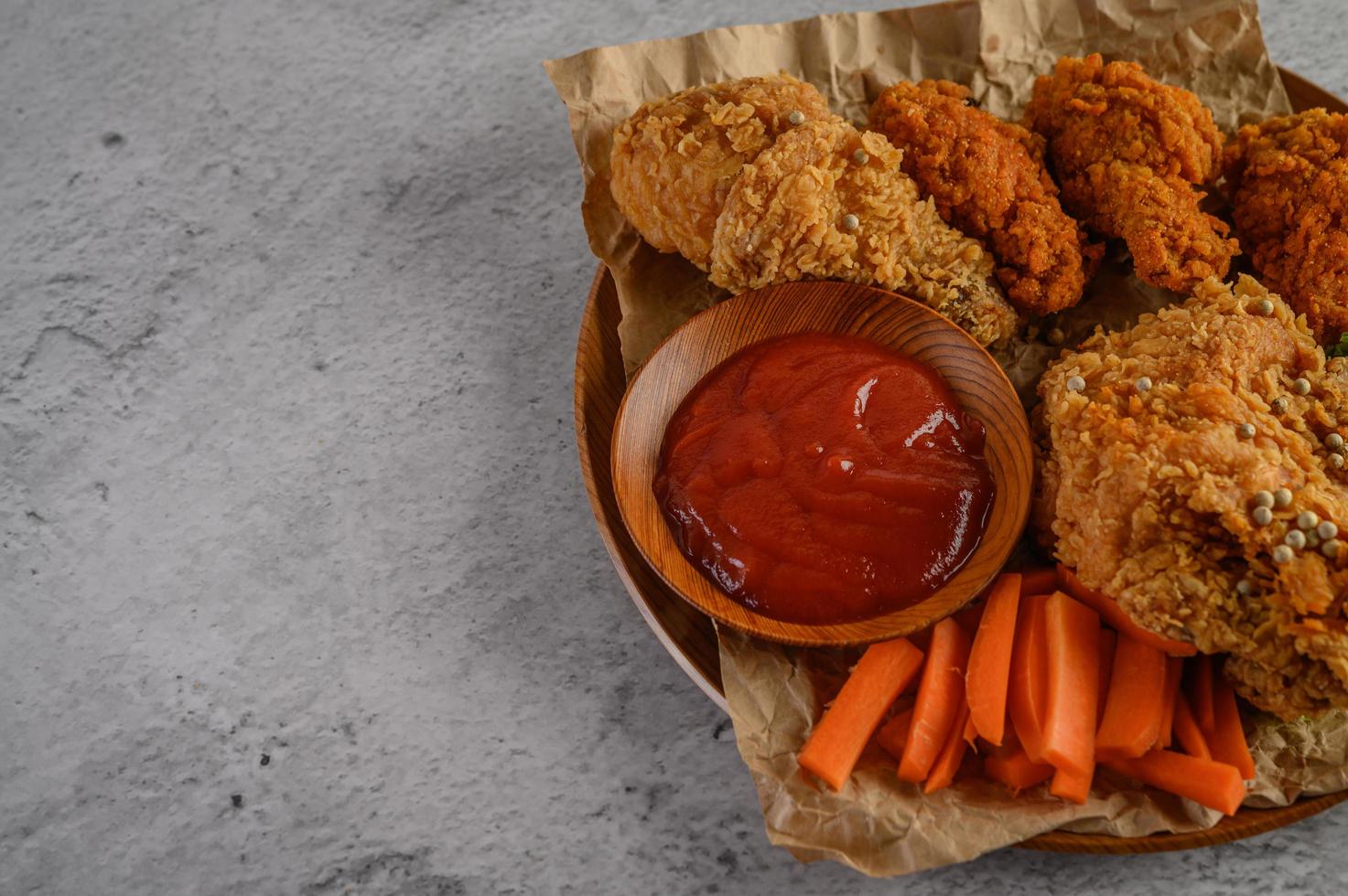 poulet frit croustillant avec sauce photo