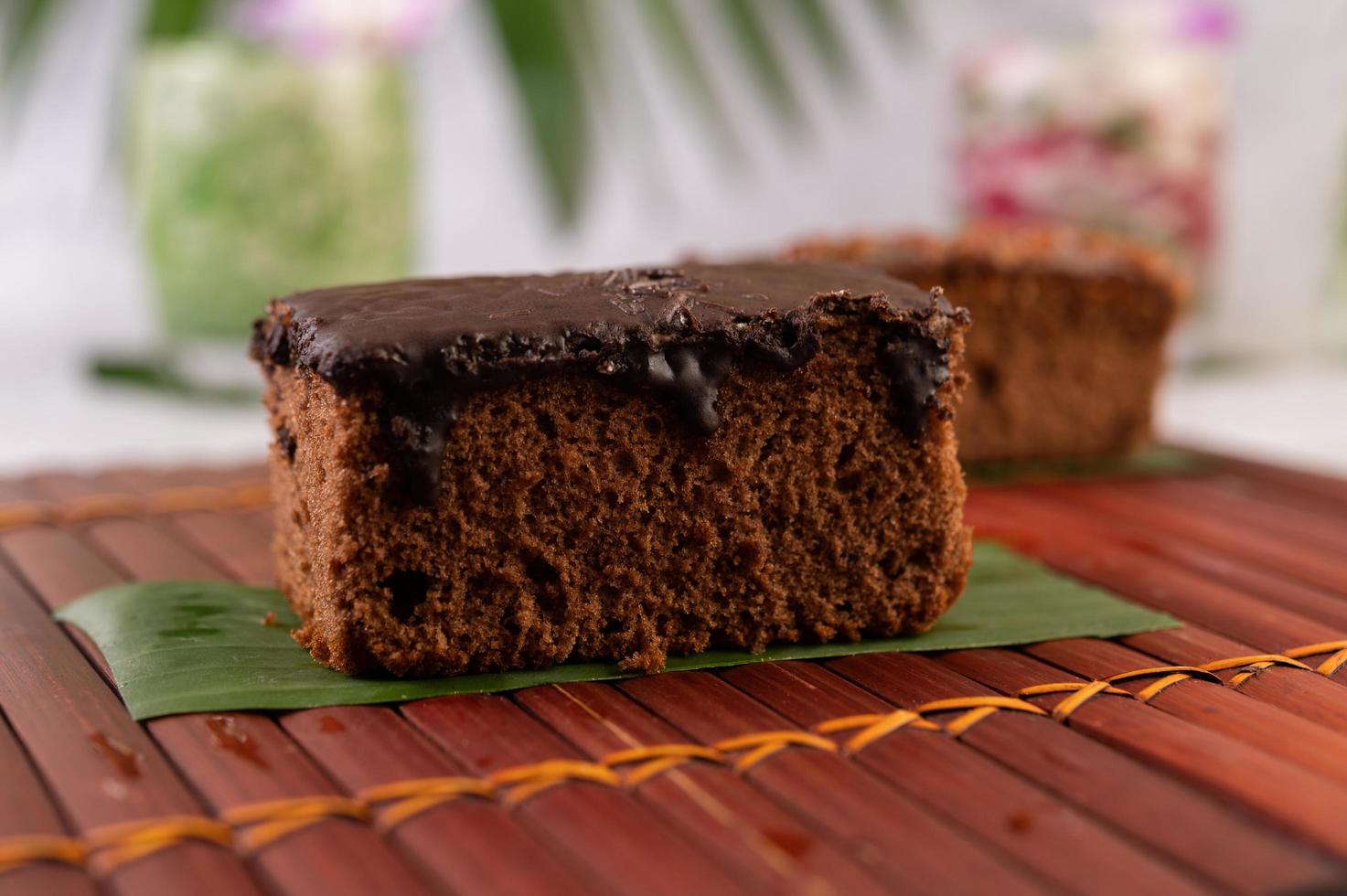 gâteau au chocolat sur bambou photo