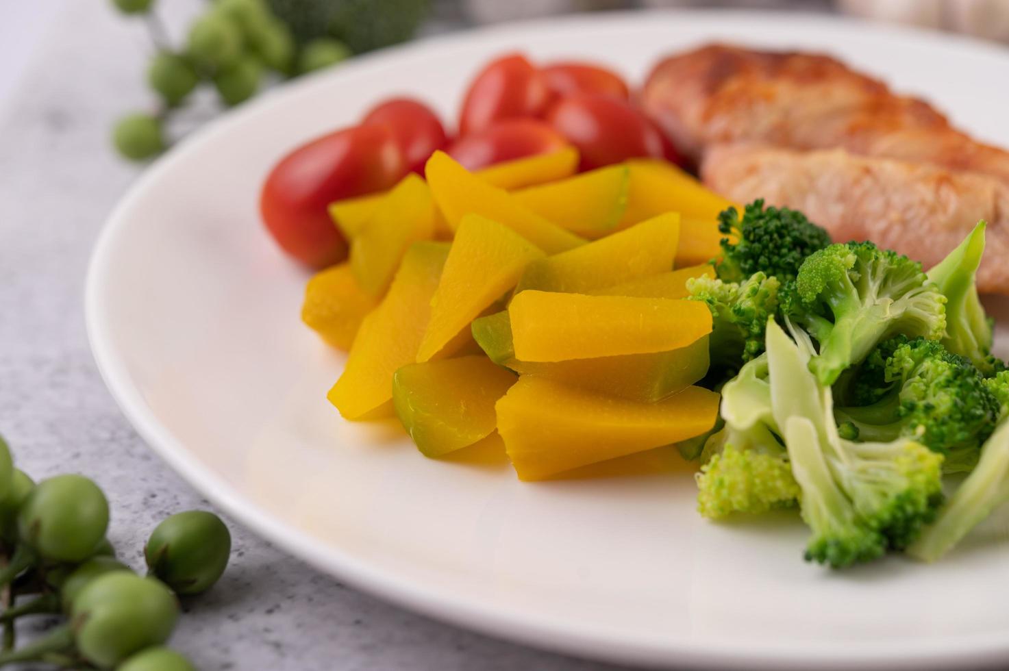 steak de poulet grillé et légumes photo