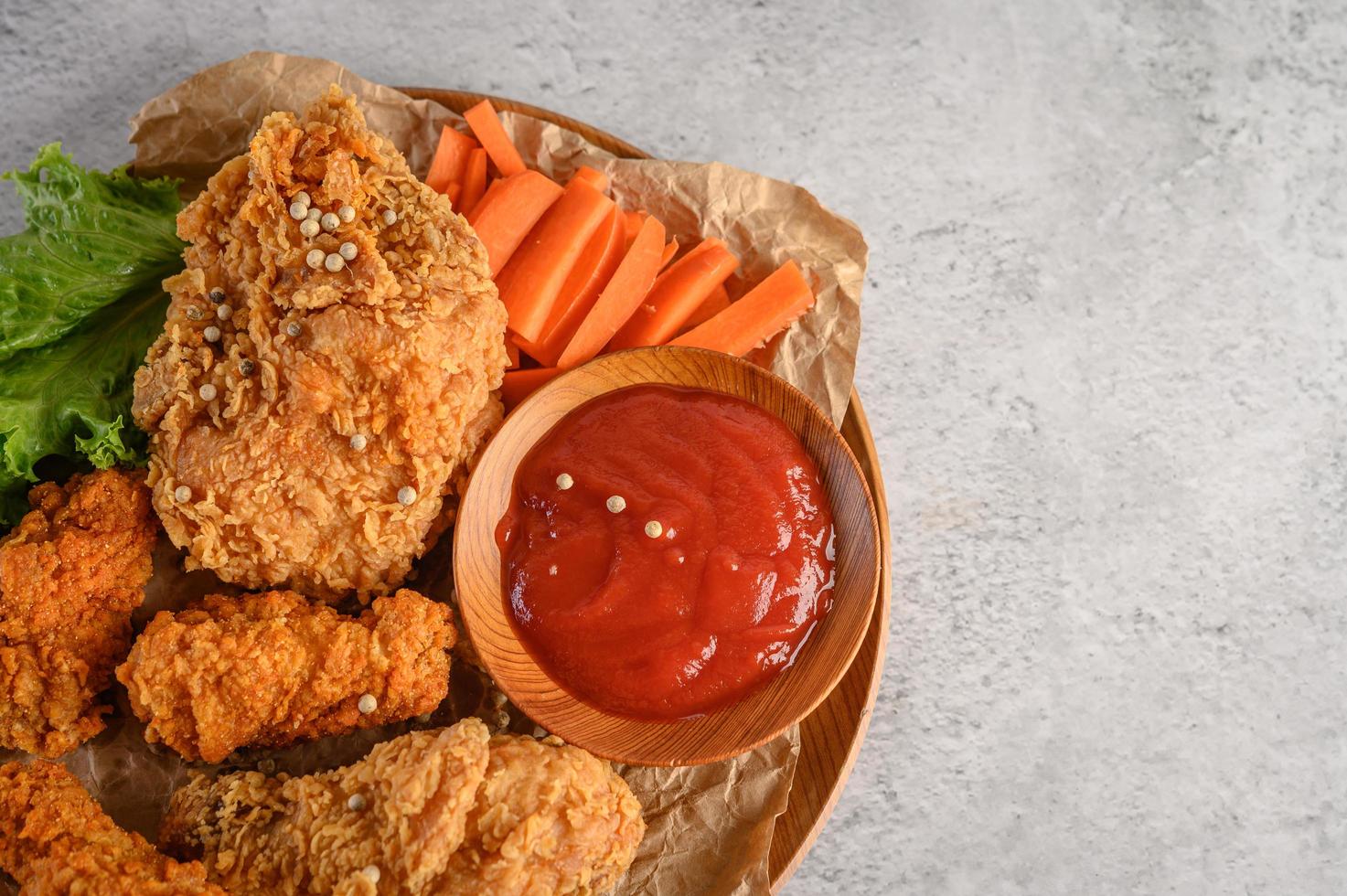 poulet frit croustillant avec sauce photo