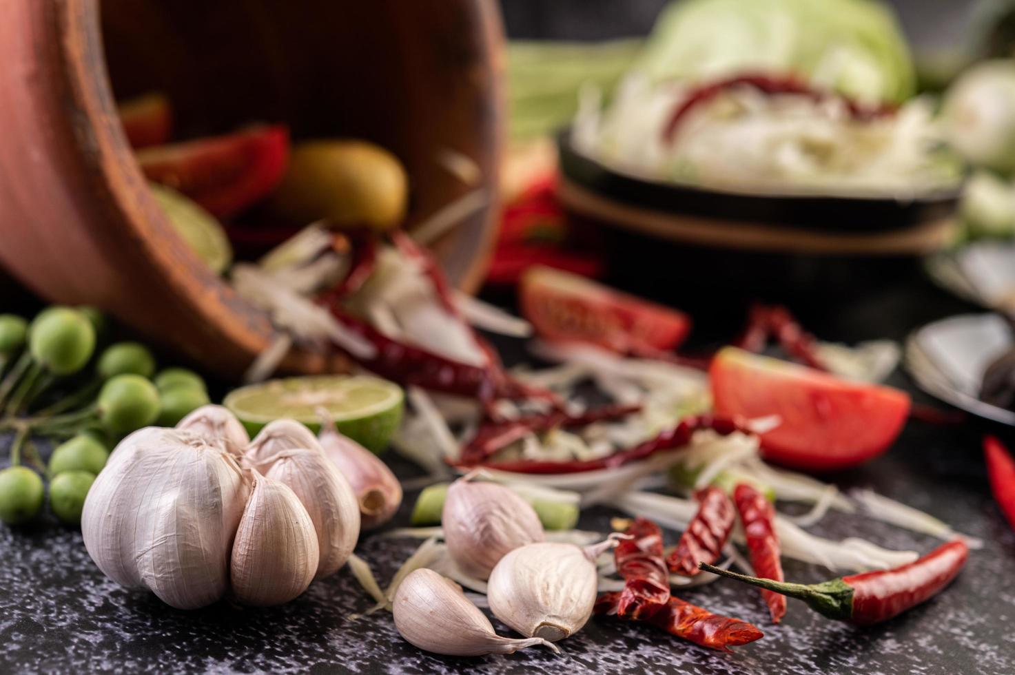 ingrédients de la salade de papaye avec du poisson fermenté photo