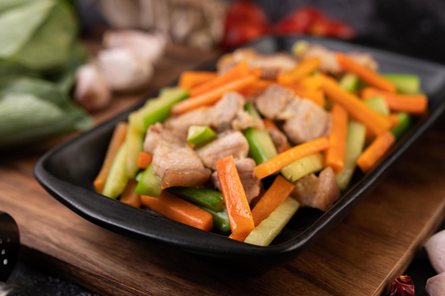 sauté de légumes avec poitrine de porc photo