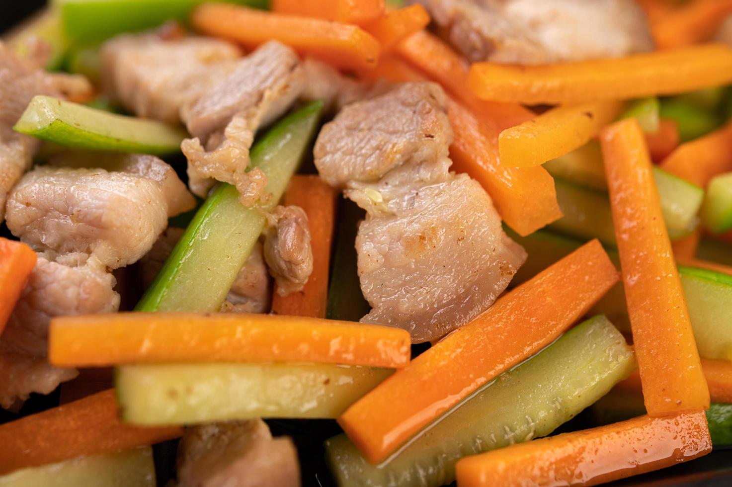 sauté de légumes avec poitrine de porc photo