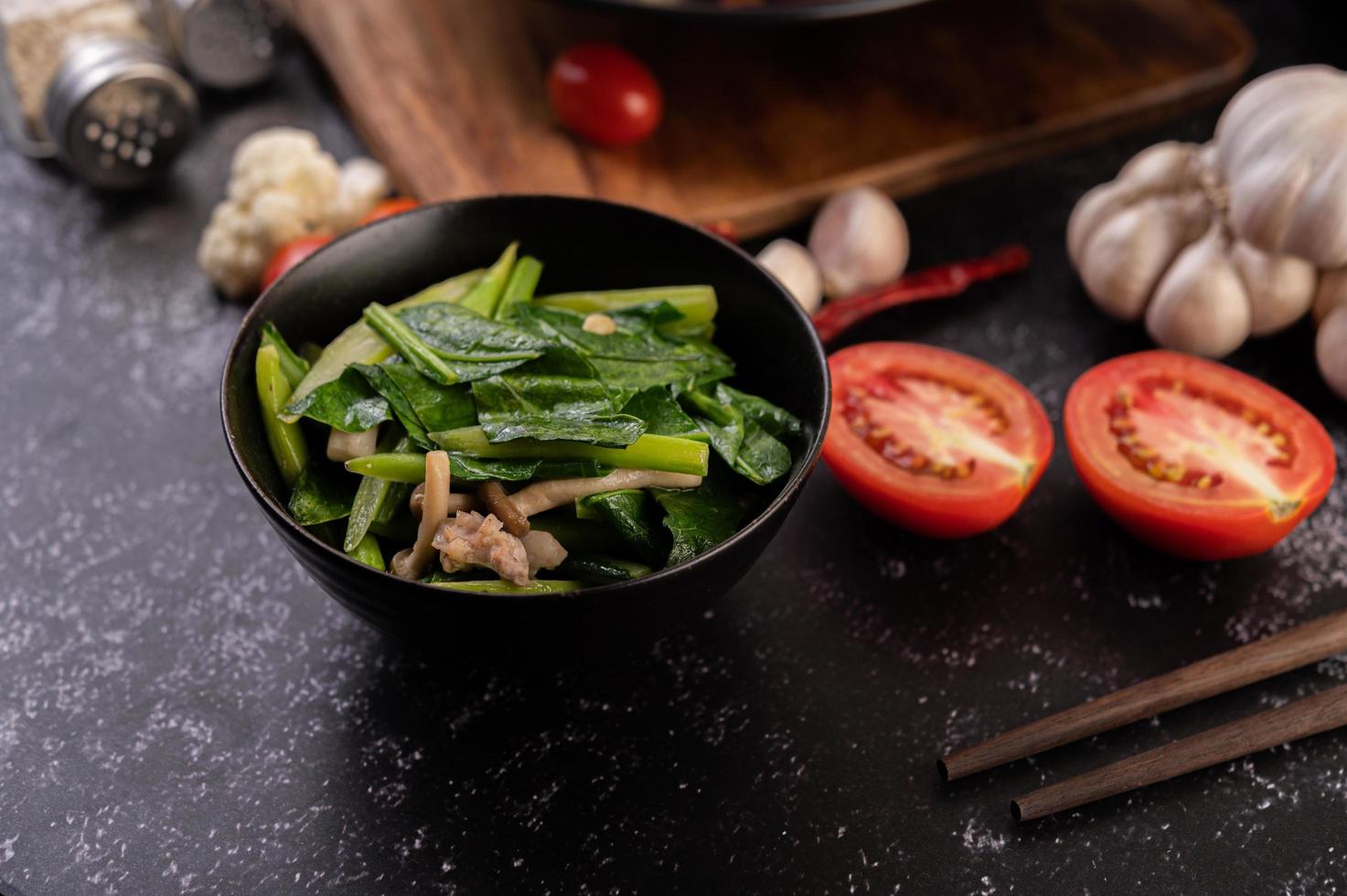 chou frit et poitrine de porc sautés photo