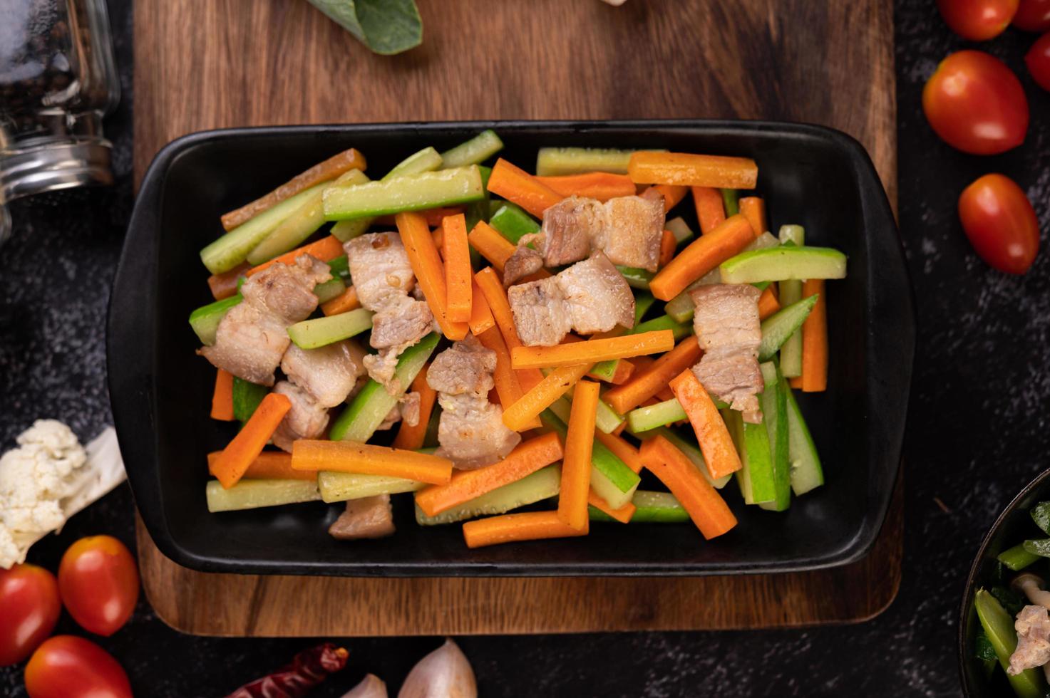 sauté de légumes avec poitrine de porc photo