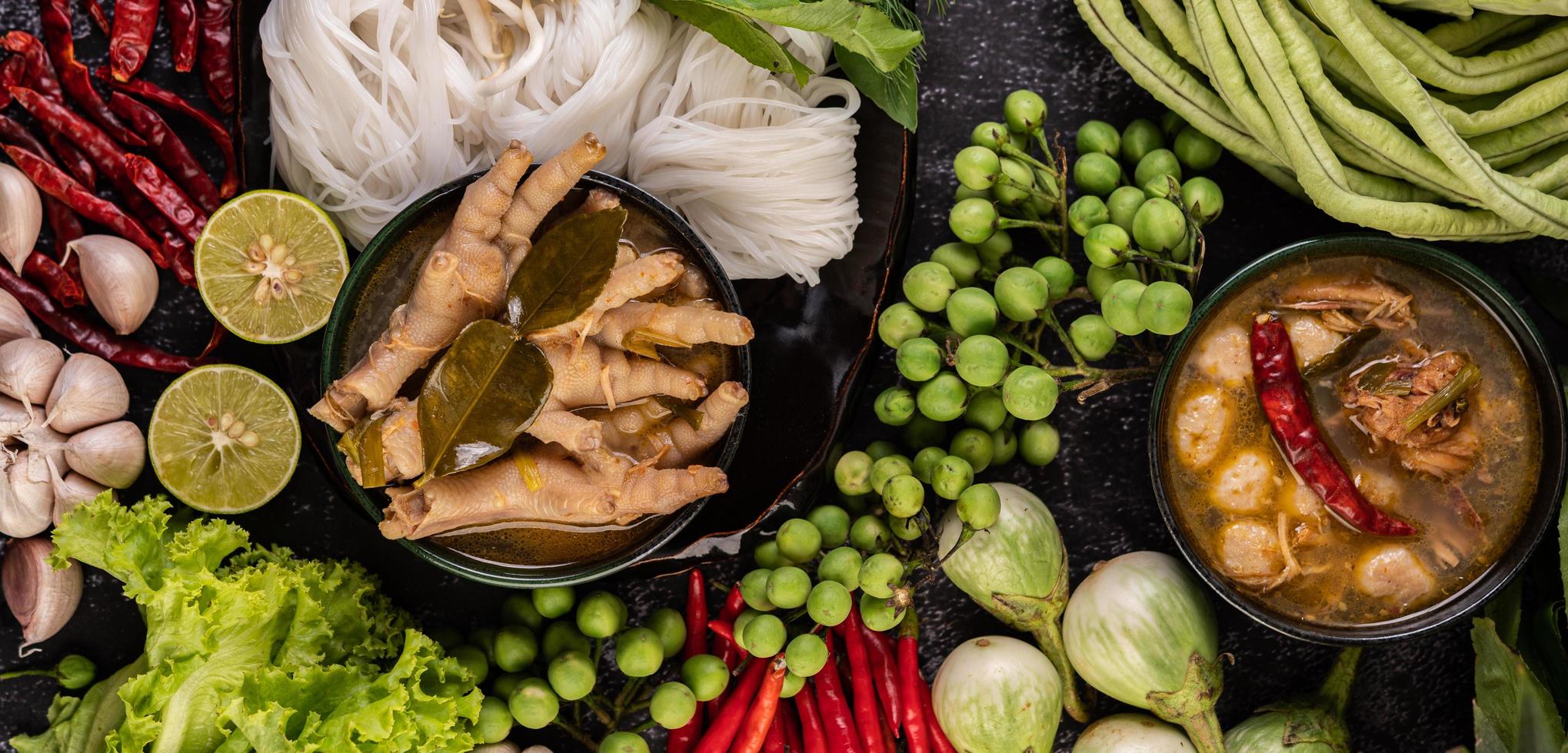 nouilles de riz et pattes de poulet aux haricots photo