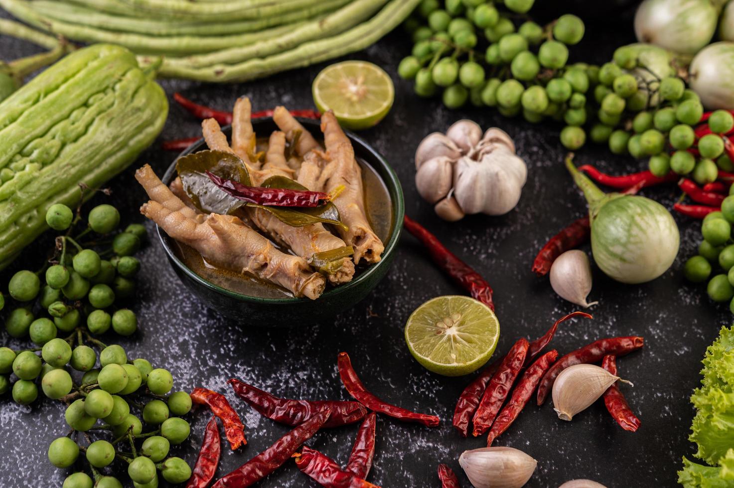 nouilles de riz et pattes de poulet avec des légumes supplémentaires photo