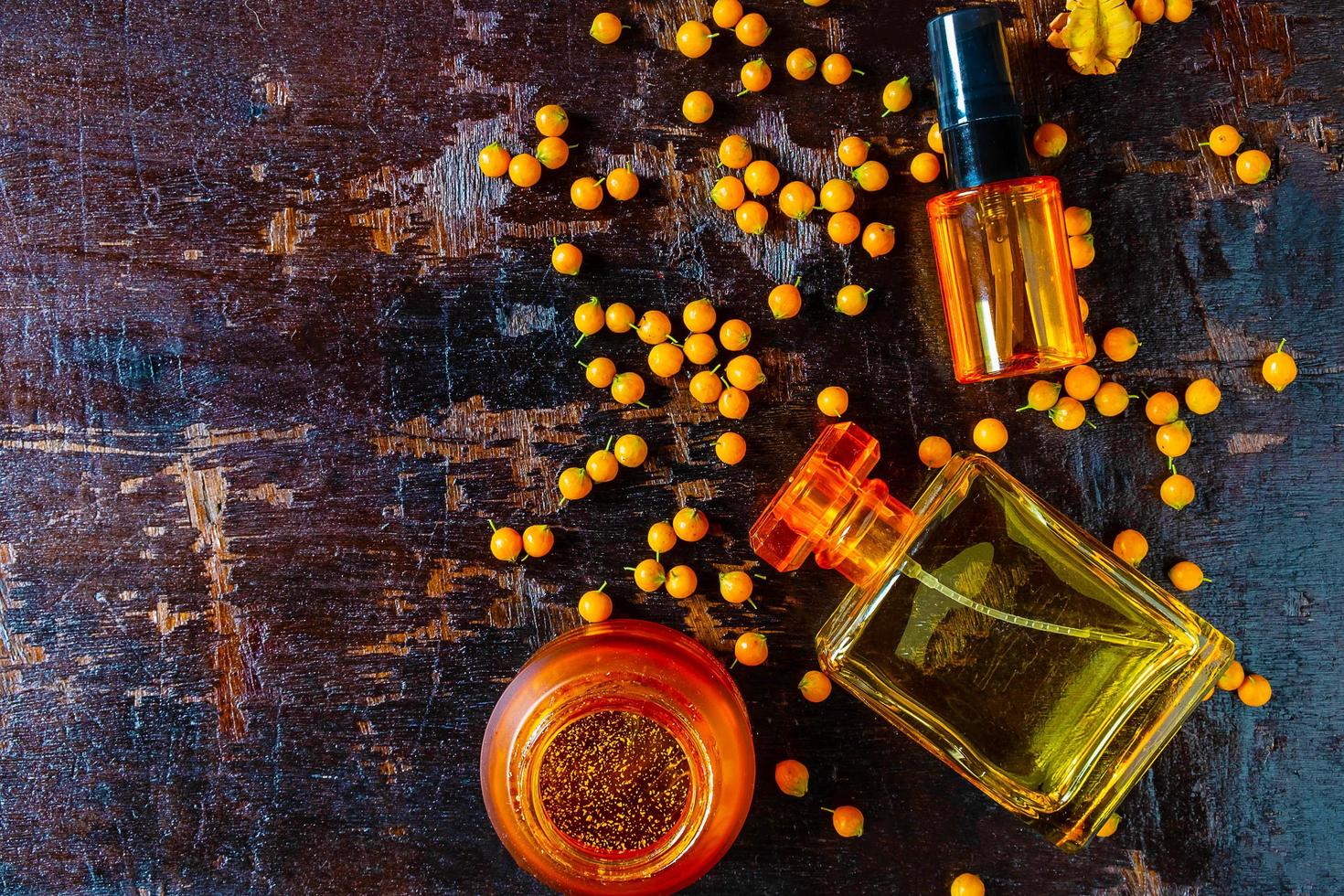 vue de dessus des bouteilles de parfum jaune photo