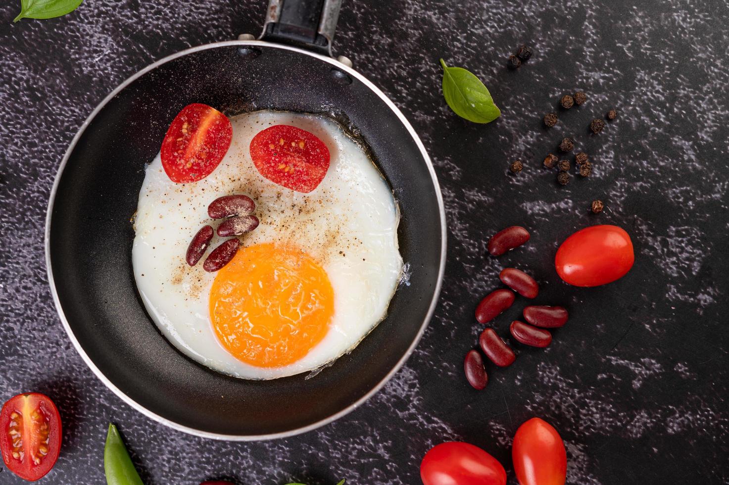 oeuf au plat dans une poêle avec des haricots rouges photo