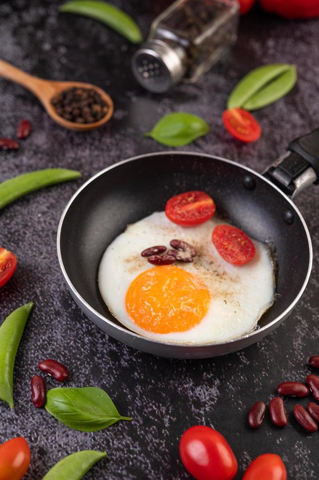 oeuf au plat dans une poêle photo