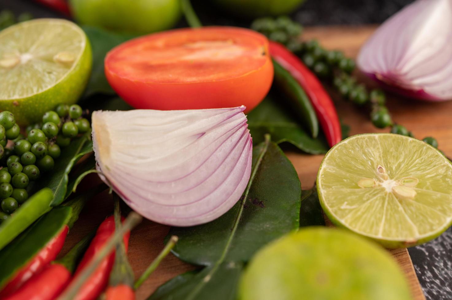 oignon, piment, poivron, feuilles de lime kaffir et citron vert photo