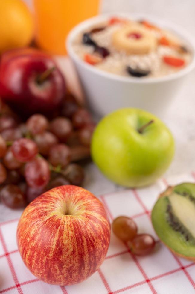 pommes, raisins, kiwi et oranges réunis photo