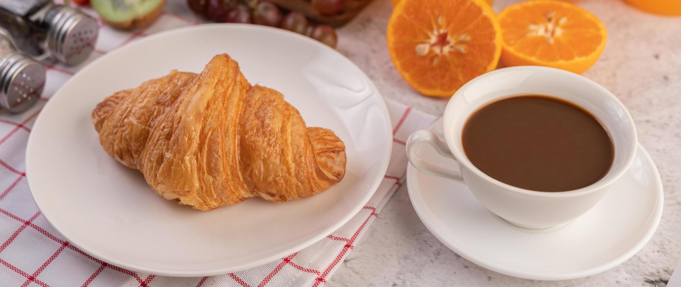 croissant avec café photo