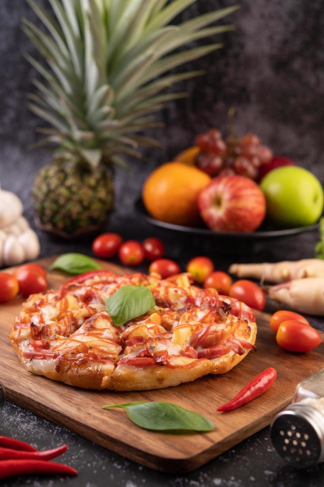basilic et piments sur pizza photo