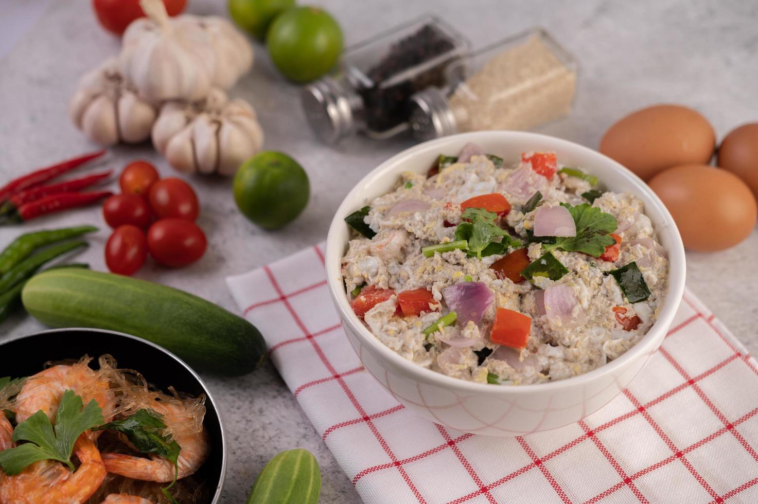 salade de crevettes aux tomates et oignons photo