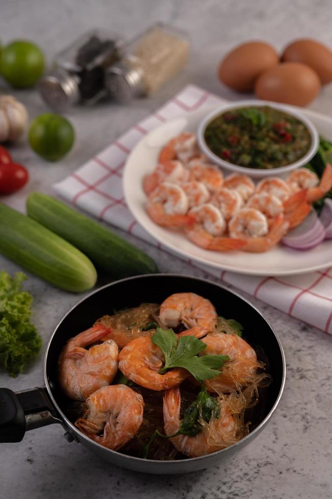 plats de crevettes et nouilles photo