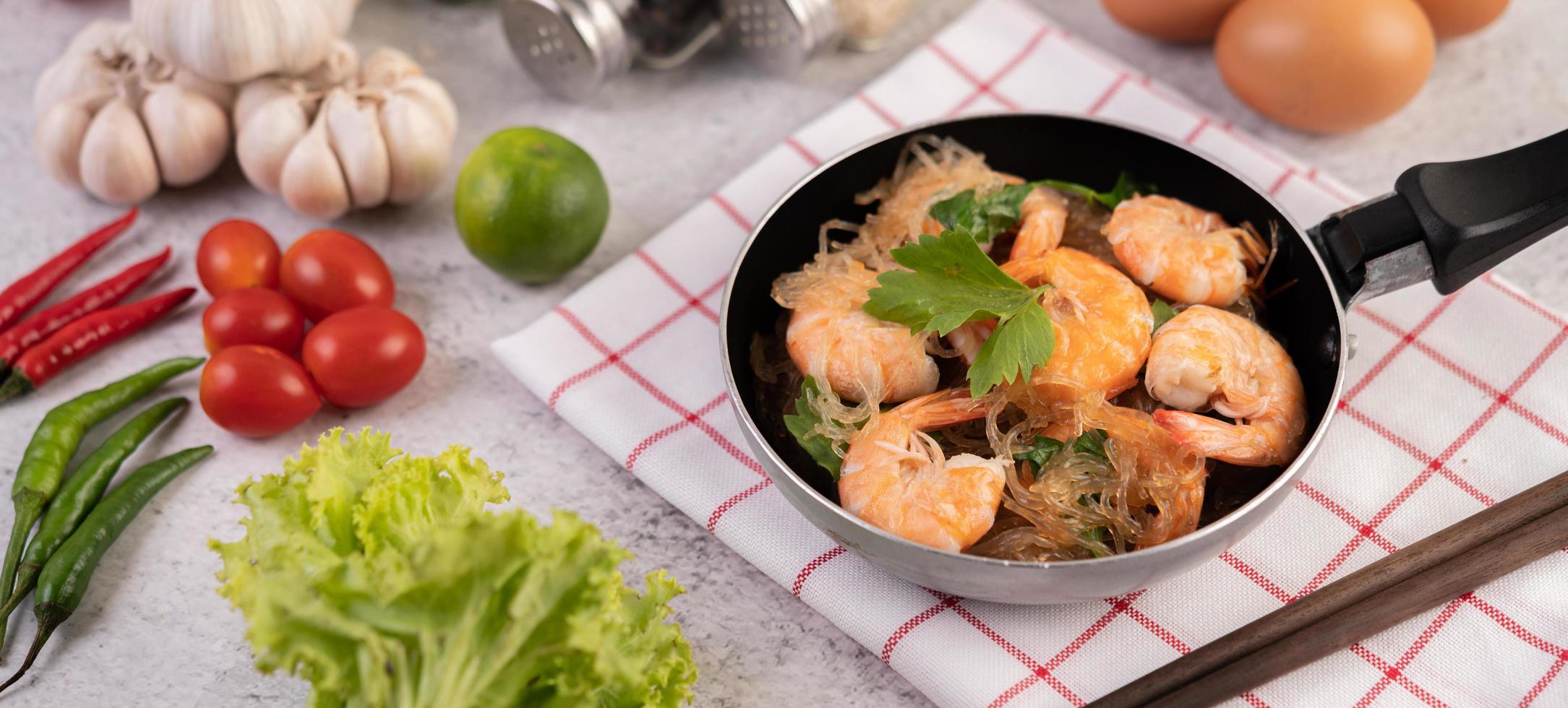 nouilles en verre et crevettes dans une casserole photo