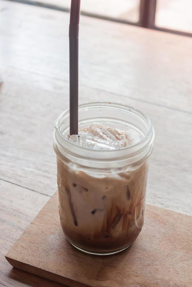 café glacé sur une table en bois clair photo