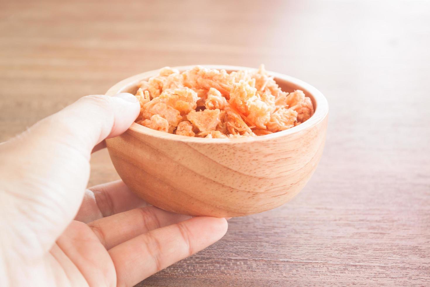 crevettes frites dans un bol en bois photo