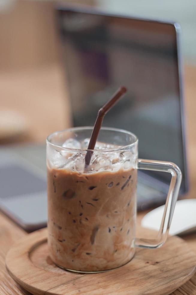 café glacé sur un plateau en bois photo