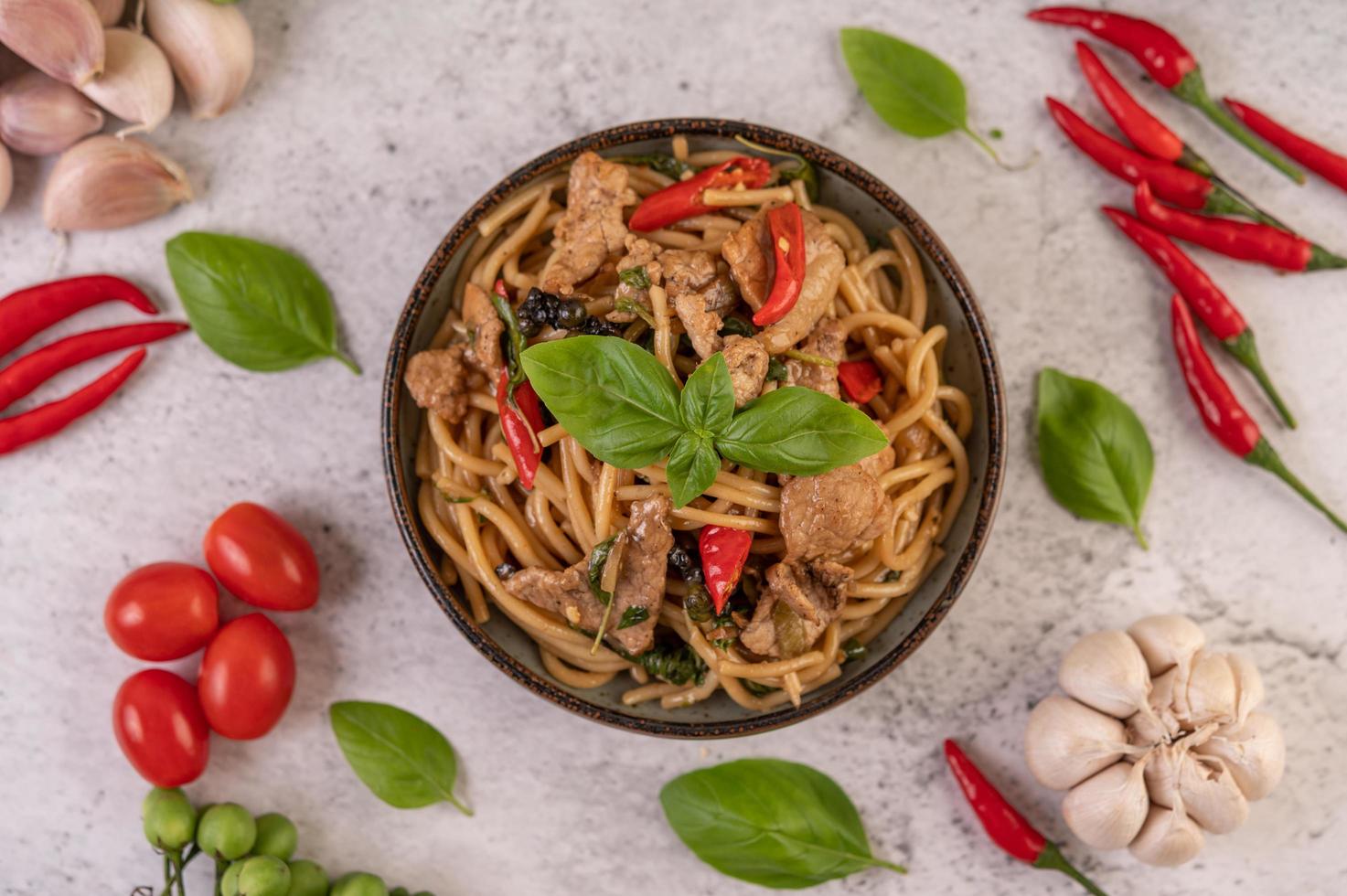 sauté de spaghettis et de porc photo