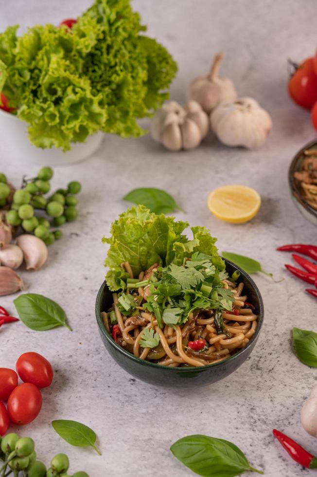 sauté de spaghettis et de porc photo