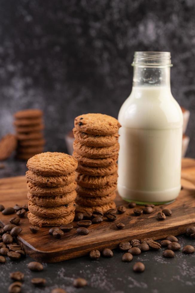 biscuits aux grains de café et au lait photo