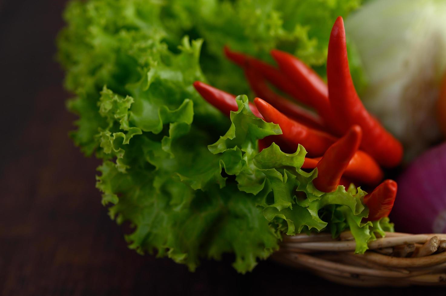 légumes frais dans un panier tressé photo