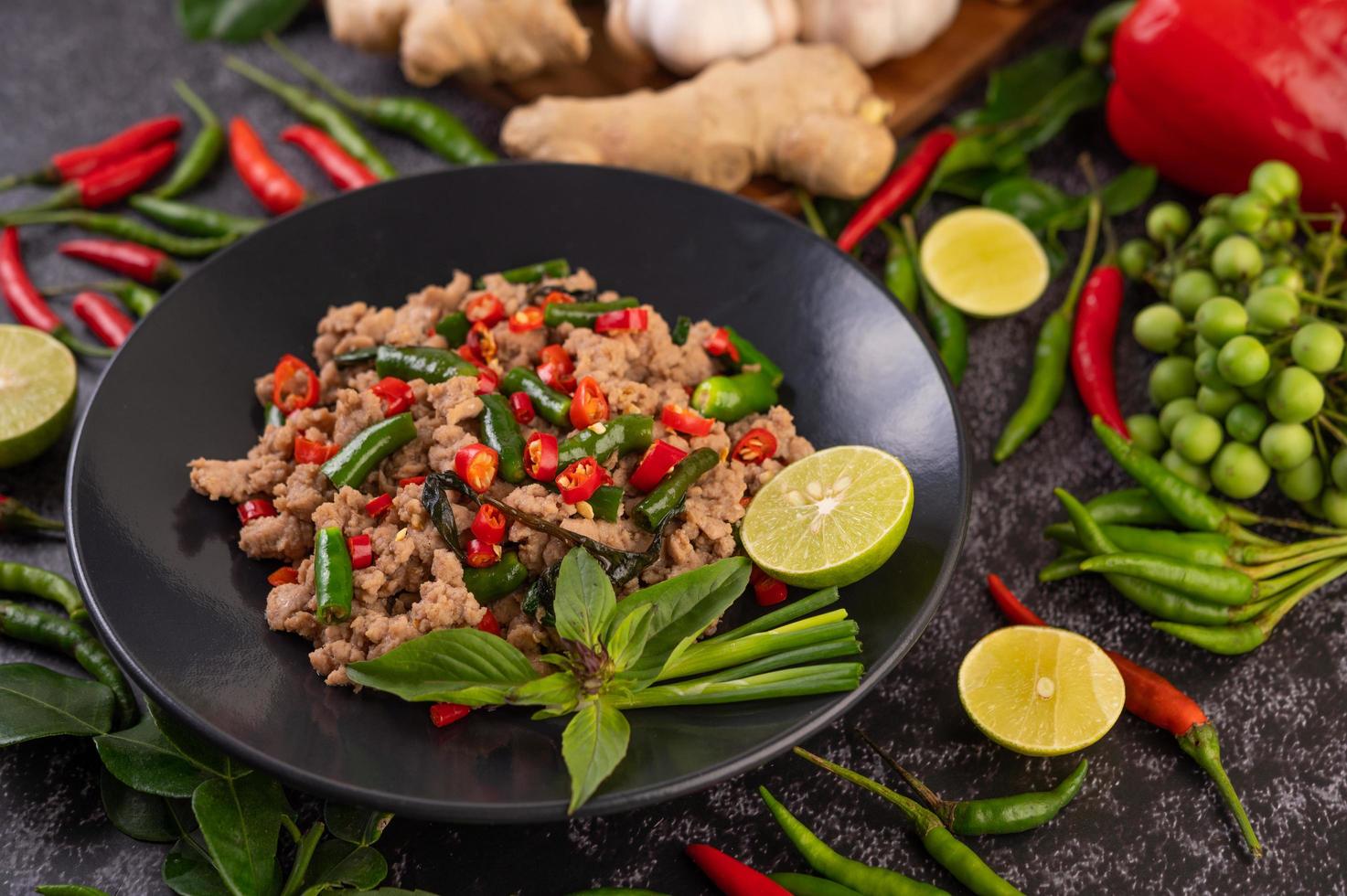 basilic de porc sauté aux légumes photo